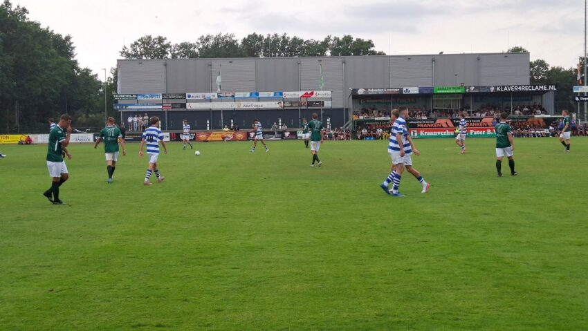 ESC en S.V. ’t Harde houden elkaar in evenwicht tijdens natte Contour VeluweCup-derby